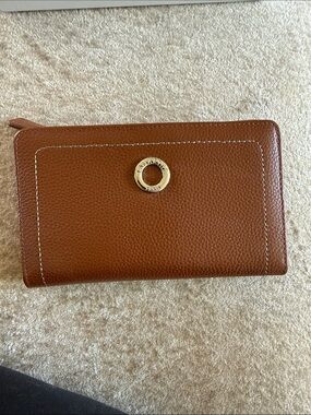 Classic Tan Leather Zip-Around Wallet with Gold Accent